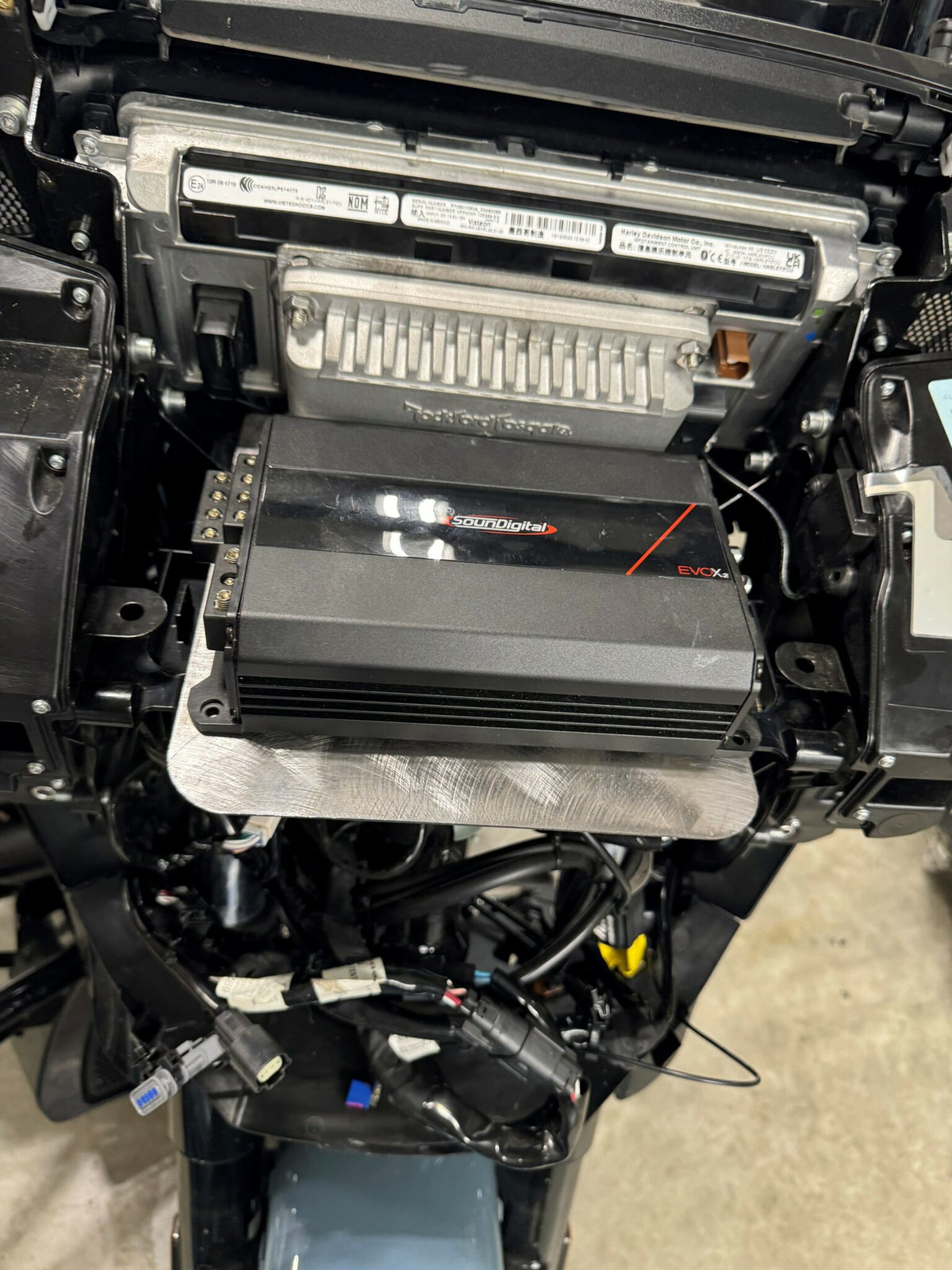 Curly's Inc Amp Tray – Street Glide
