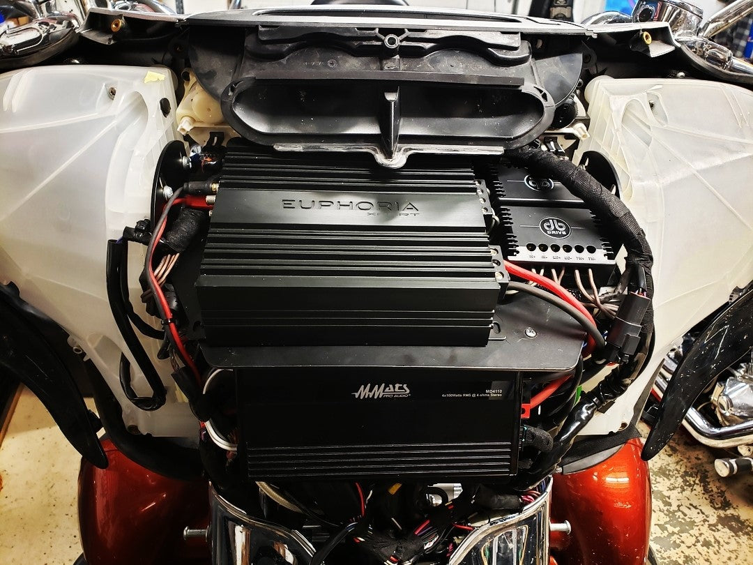 XEL 2014-Up Street Glide Amp Rack (Universal)