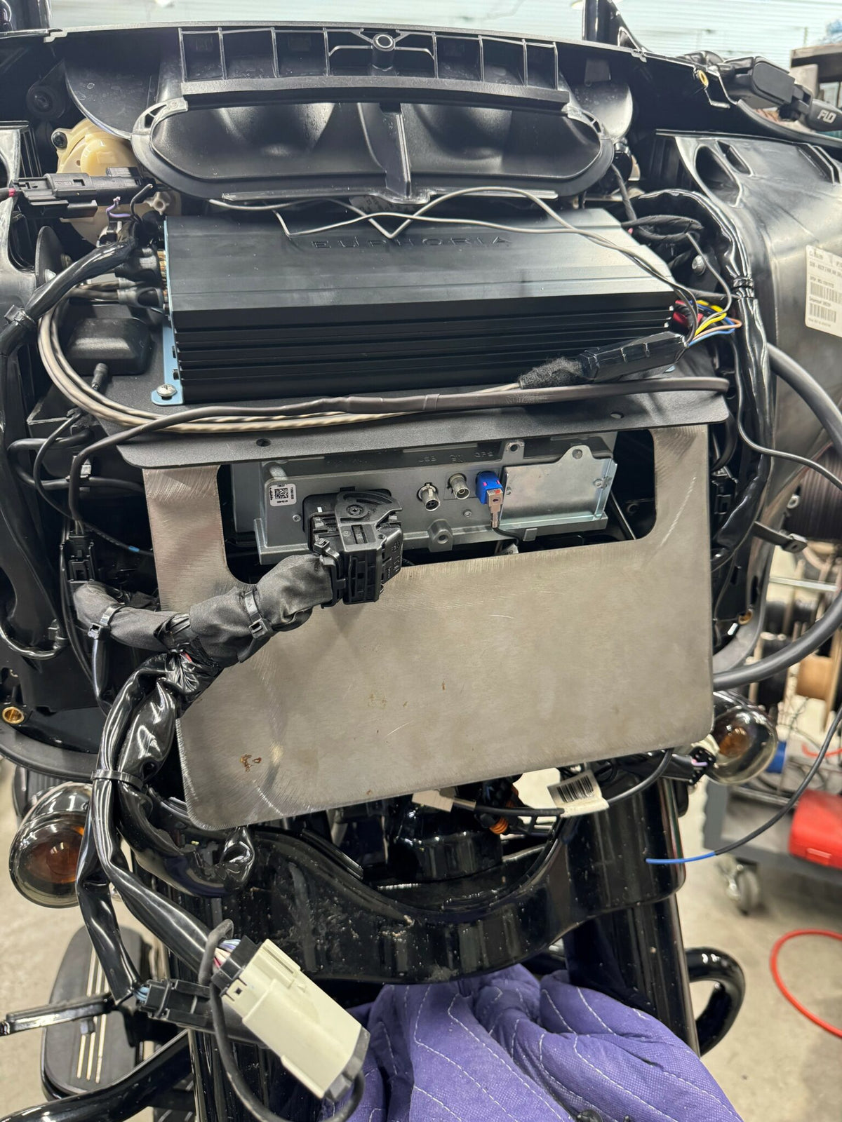 Curly's Inc Amp Tray – Street Glide